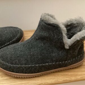 New dearfoam alpine slippers size 7-8. Grey with fake fur inside